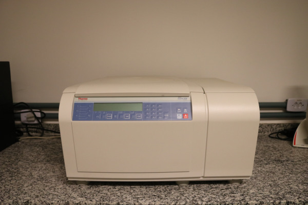 Centrífuga refrigerada de alto desempenho (Termo Fischer Scientific- Sorval Legend X1)